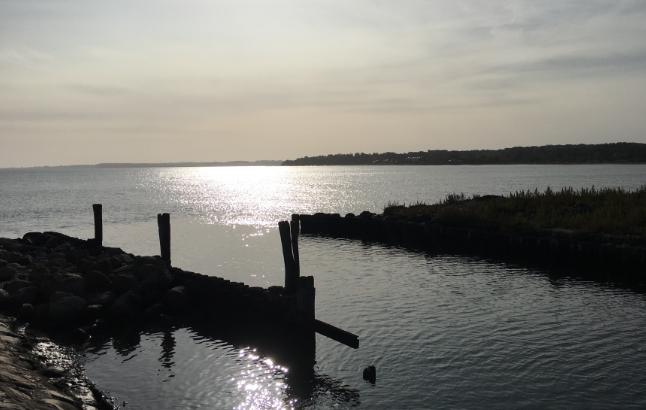 Blick aufs Meer von der Schleuse zum Sportsboothafen-Lippe bei strahlendem Sonnenschein