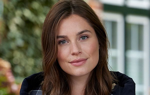 Herbsttyp mit rötlich braunem Haar und Augenfarbe Grüntürkis