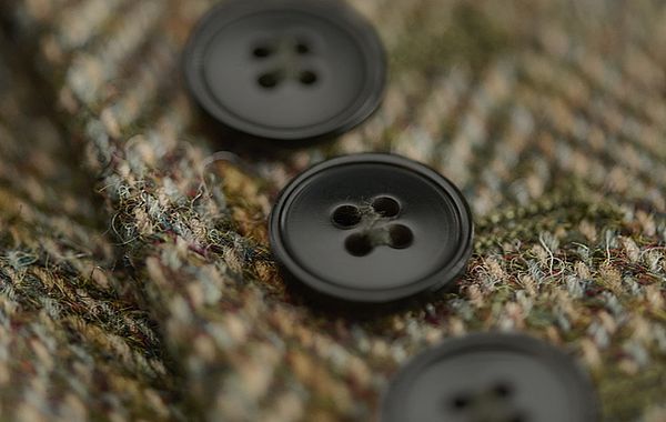 Detailaufnahme Blazerärmel mit funktionstüchtigen Ärmelknöpfen