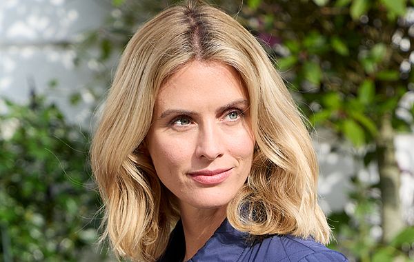 Kühler Farbtyp mit blondem Haar und blaugrauen Augen