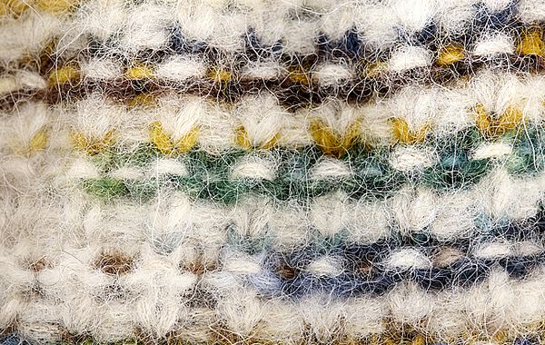 Detailaufnahme Struktur eines Alpaka-Cardigans