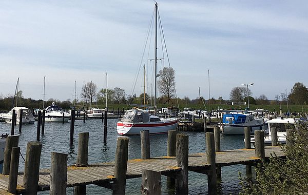 Anleger-Steg und Segelboote im Sportboothafen Lippe/Behrendsdorf