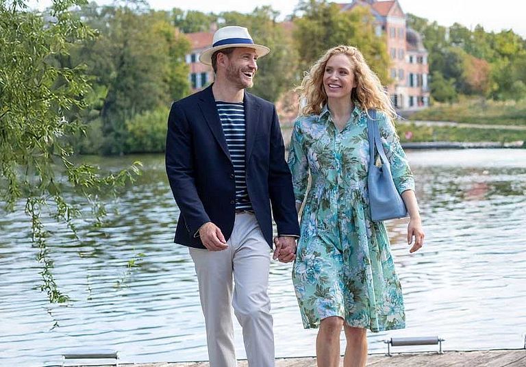 Paar in luftiger Frühlingsmode