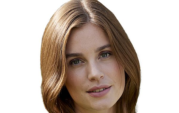 Softer Herbsttyp mit graugrünen Augen, kastanienbraunem Haar und elfenbeinfarbenem Teint