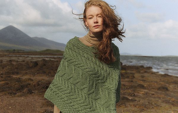 Strickponcho aus Irland im Aranstrick