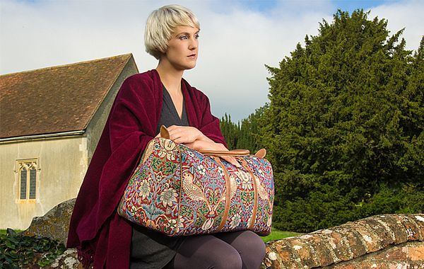 Signare Tapestry Tasche Frau mit Reisetasche auf dem Schoß