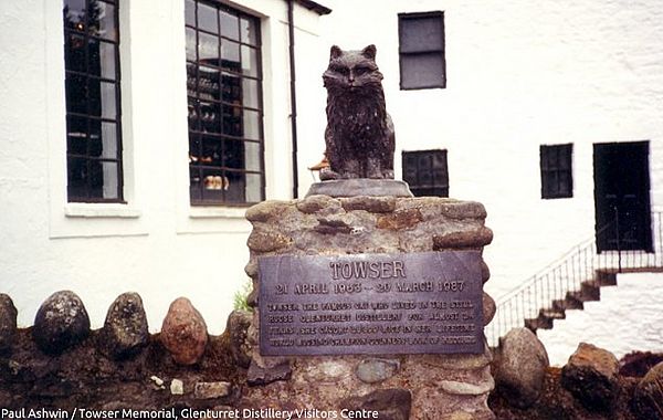 Statue Towser the Mouser vor der Glenturret Destillerie