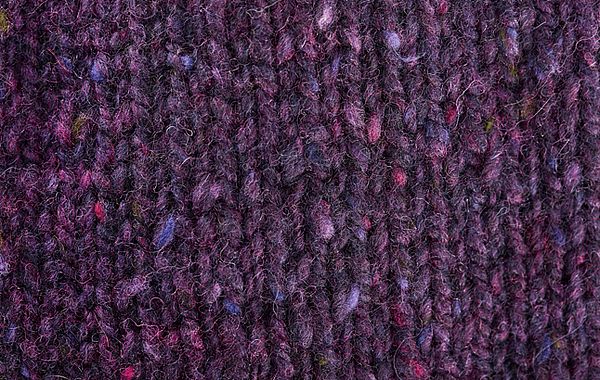 Detailaufnahme der Struktur eines Merino-Cardigans