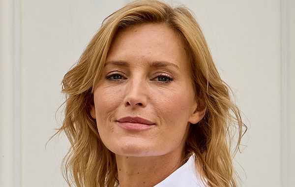 Softer Farbtyp mit blondem Haar und einem gedeckten Teint mit niedrigem Farbkontrast 