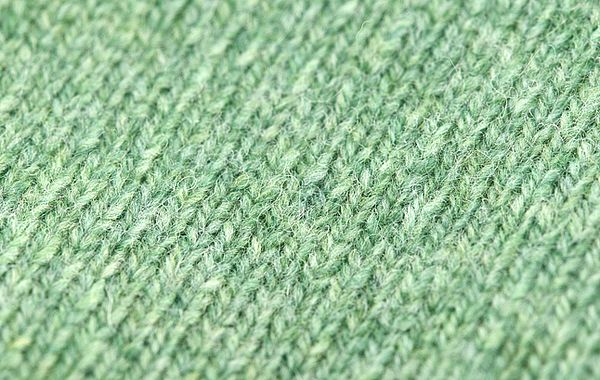 Detailaufnahme Struktur eines Lammwollpullovers