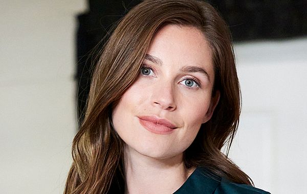 Klarer Farbtyp mit hellem Tein, braunen Haar und Augenfarbe Grau-Grün