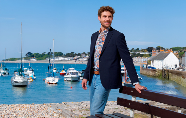 Mann vor Bucht mit ankernden Segelbooten