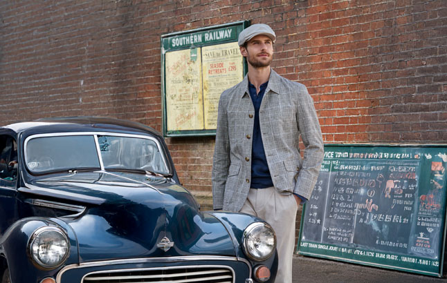 Mann wartet neben Oldtimer