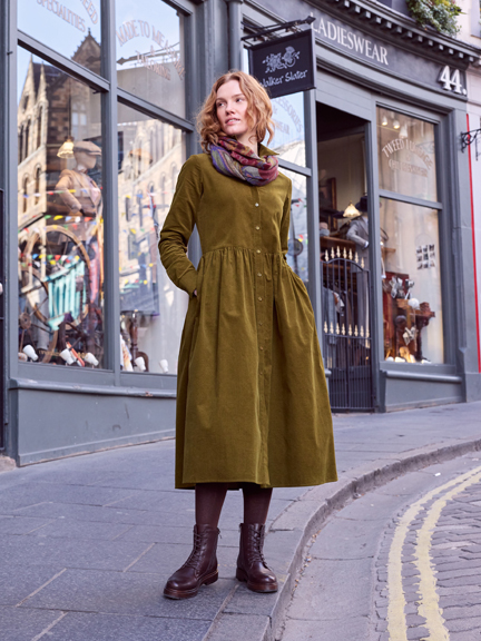 Frau im Avocado-Grünen Kleid