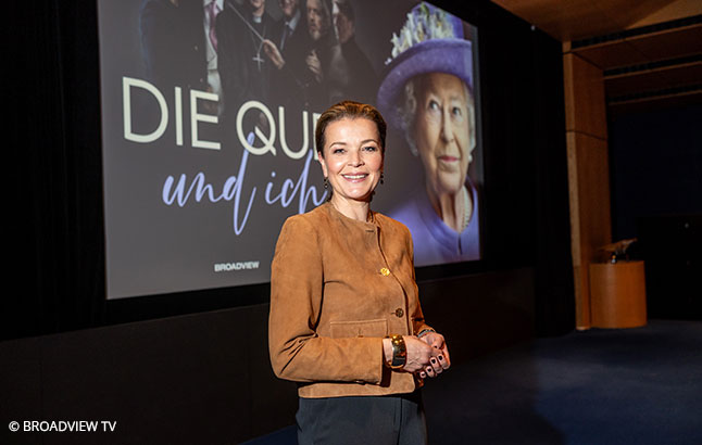 Julia Melchior vor dem Buchtitel