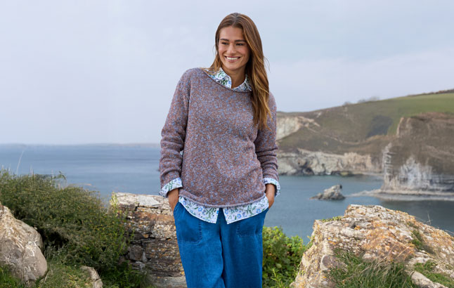 Frau mit Bucht im Hintergrund