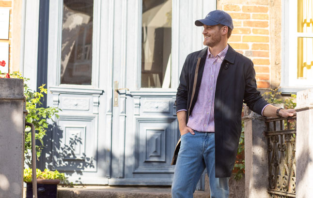 Mann an weißer Haustür