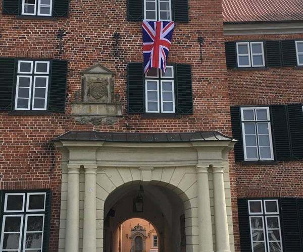 Der Union Jack weht über dem Eingangstor des Eutiner Schlosses
