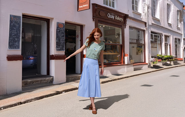 Frau im beschwingten Sommer-Outfit auf Straße