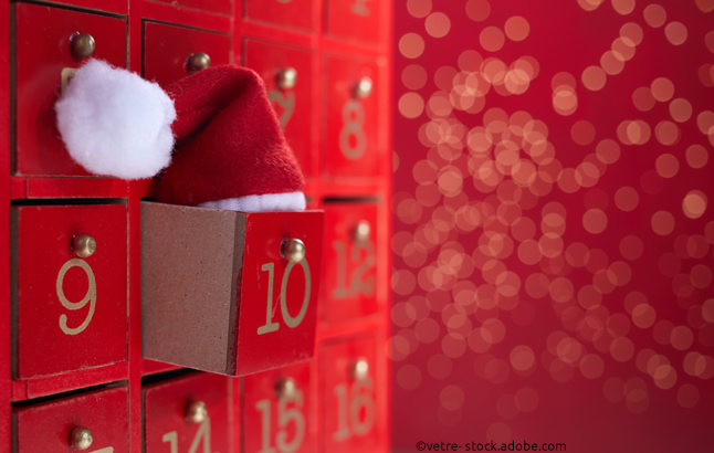 Adventskalender aus Holz in Rot mit Weihnachtsmannmütze