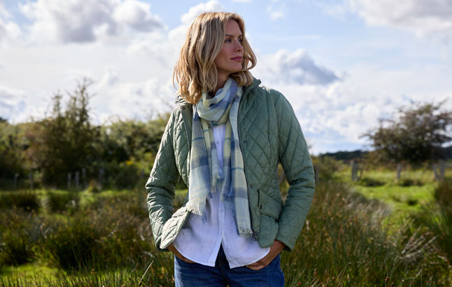 Frau in Sommer-Steppjacke von Barbour