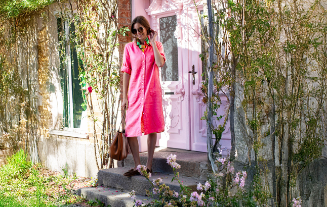 Frau an zugewachsener Tür