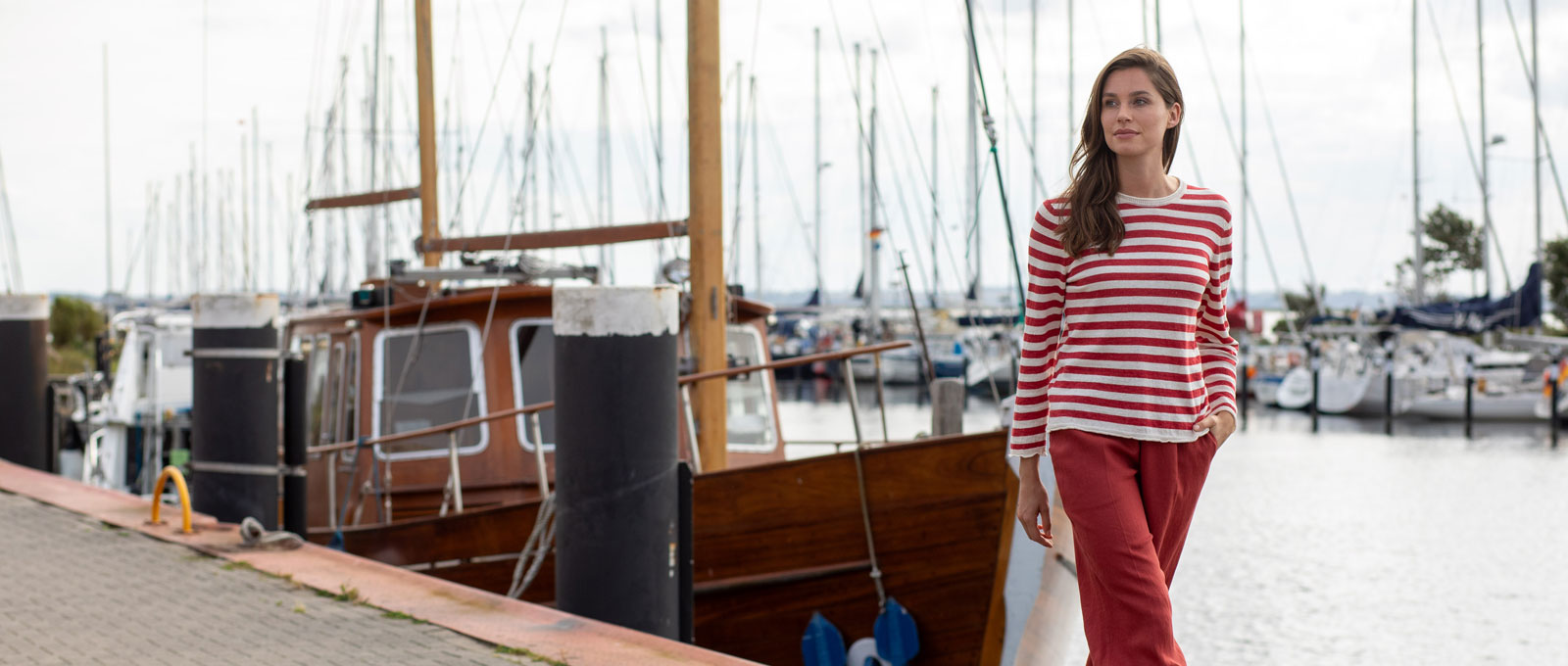 Frau auf dem Kai im Ringel-Pulli