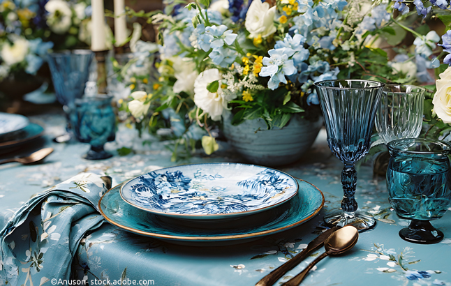 Elegante Frühstückstafel im "Bridgerton Blau" dekoriert