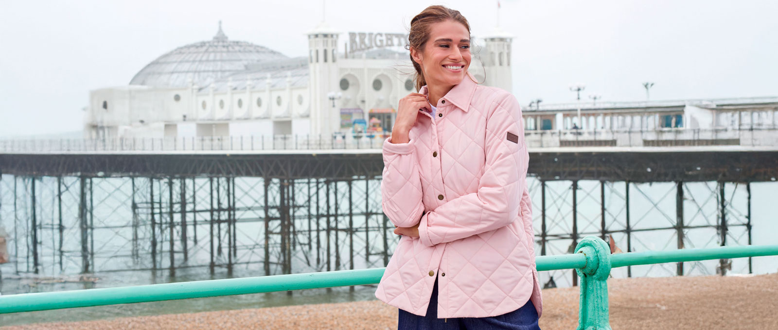 Frau in Steppjacke vor Bright Pier