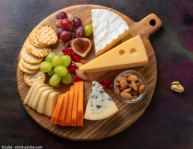 Salzcracker von Carr`s mit Käse, Obst und Nüssen auf Holztablett serviert