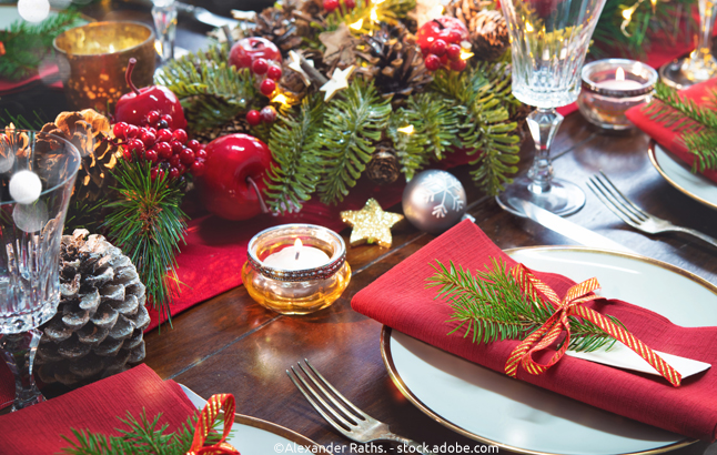 Festlich gedeckter Tisch für das Weihnachtsessen