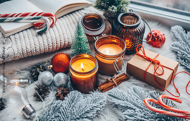Stimmungsvolles Weihnachtliches Stilleben aus Kerzen, Büchern und Geschenken