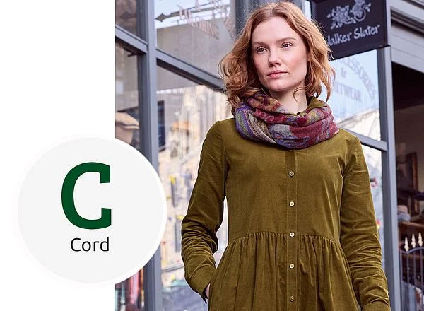 Frau im grünen Feincord-Kleid
