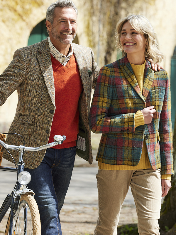 Gentleman im Harris-Tweed-Sakko mit Tattersallhemd, Country Lady trägt karierten Tweedblazer, Wollpullover & Chinohose