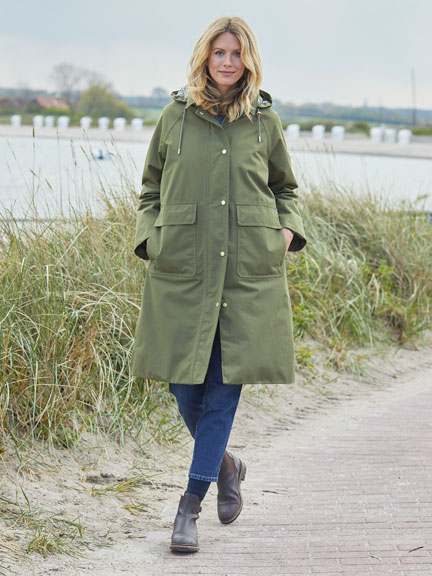 Frau mit Barbour-Parka am Strand