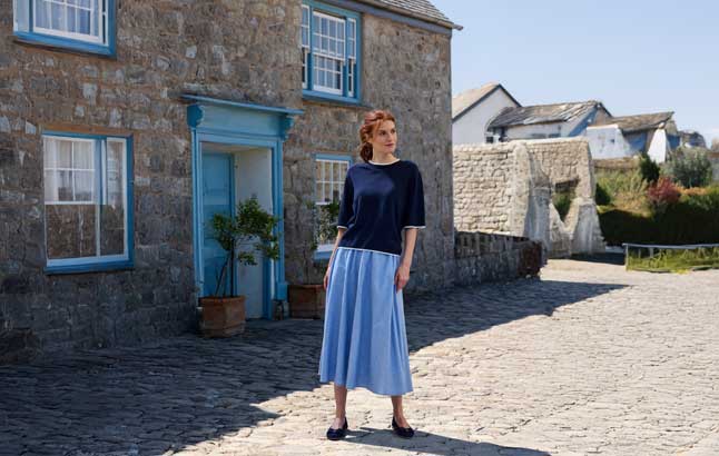 Frau im Sommer-Outfit