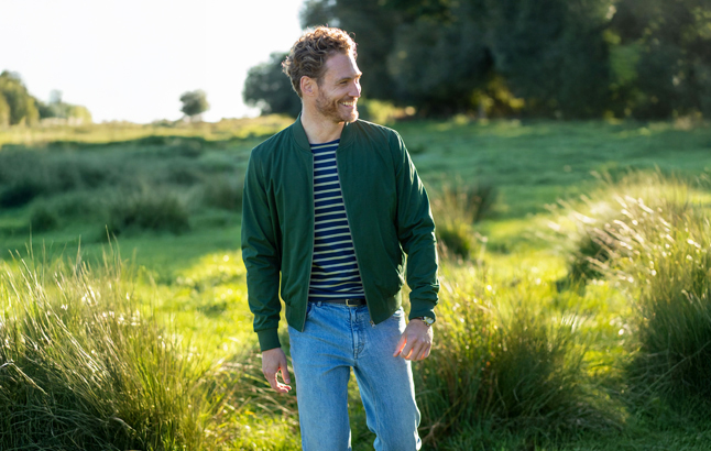 Mann im Blouson über Ringelshirt