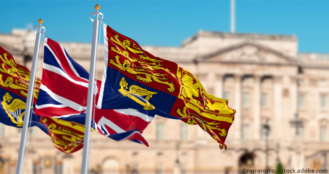 Buckingham Palast mit Royal Standard und Union Jack Flag