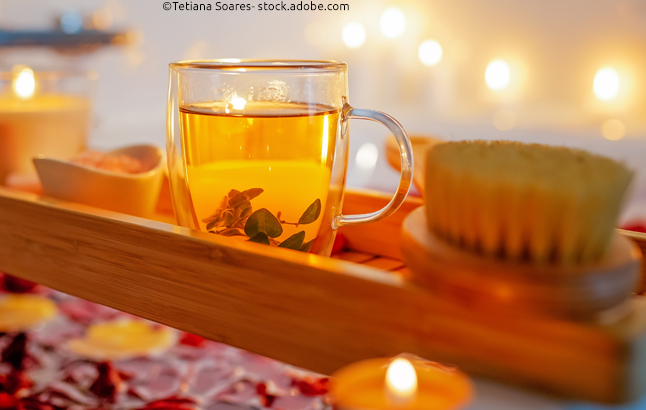 Badewanne mit Kerzen und Tee zur Entspannung