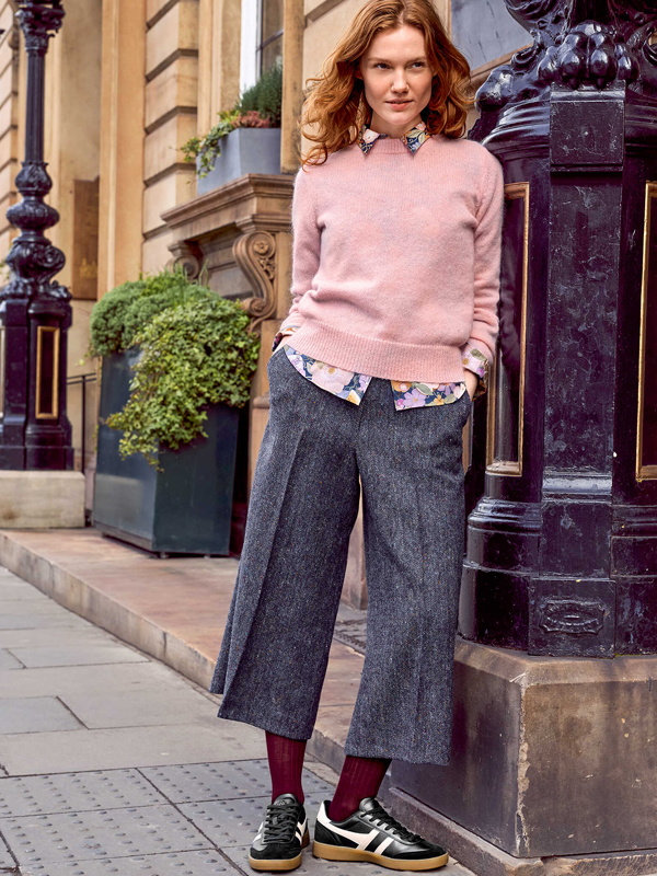 Klassischer Hosenrock aus Tweed mit Feinstrickpullover & Blumenbluse kombiniert