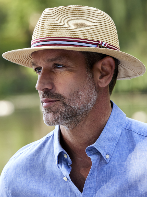 Eckiges Gesicht: Strohhut mit hohem Kopfteil und schmaler Krempe