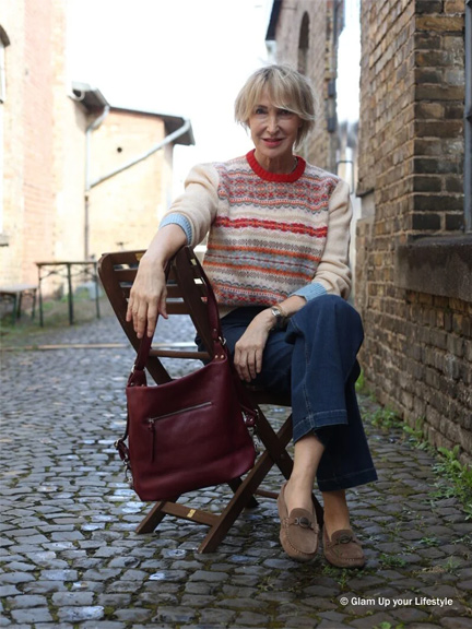 Frau auf Klappstuhl