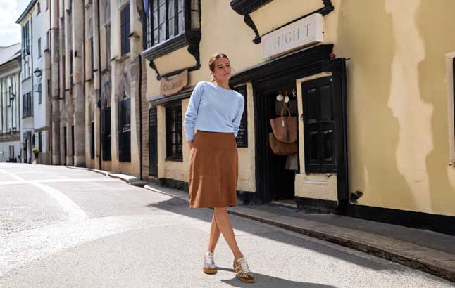 Frau im edlen Outfit vor Ladengeschäft