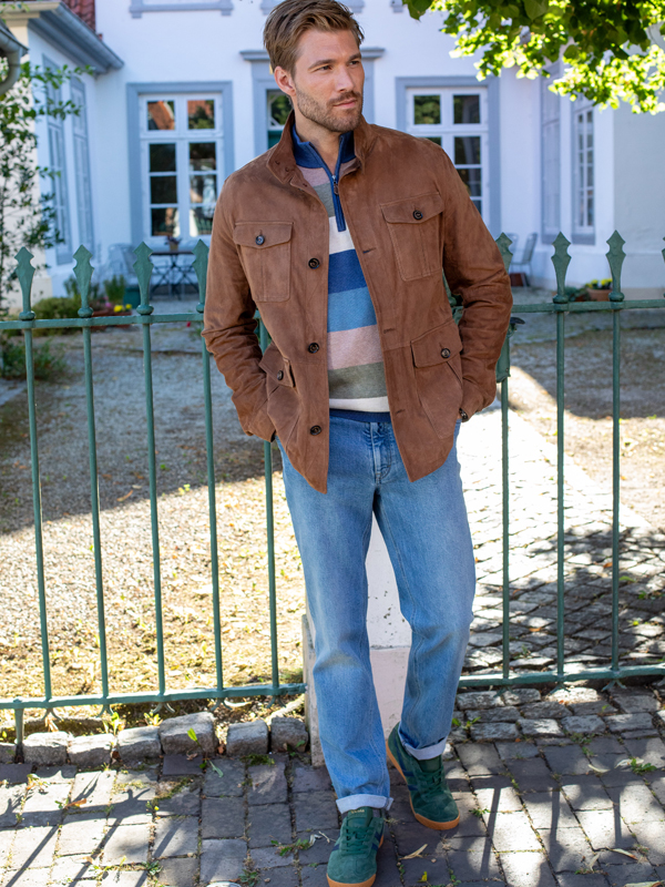 Lederjacke mit Troyer und Sneaker kombiniert