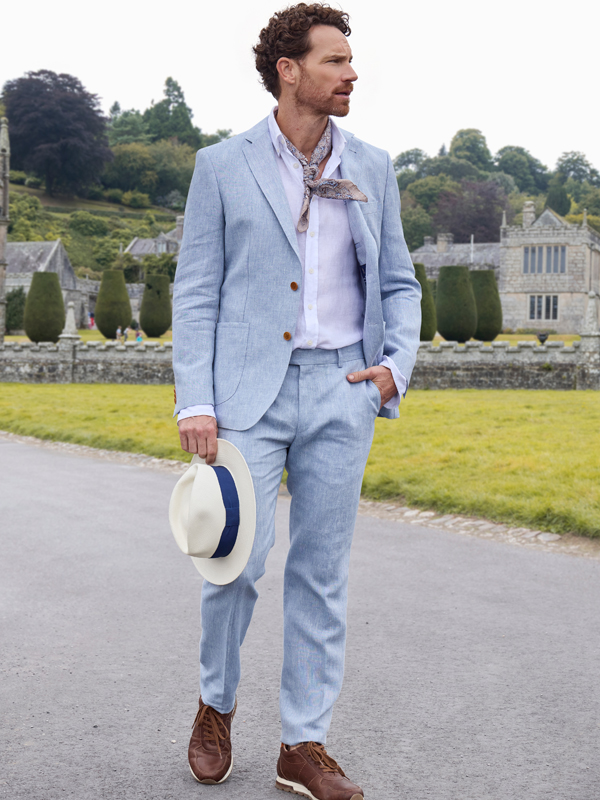 Extravagante Sommerkombi ganz in Leinen Himmelblauer Leinenanzug mit Panamahut und Ledersneakern