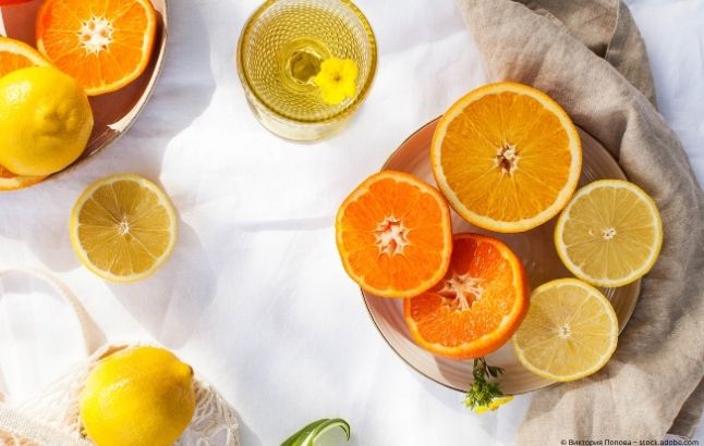 Aufgeschnittene Citrusfrüchte auf einem Tisch