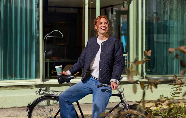 Frau mit Sommerstepp-Jacke auf Fahrrad