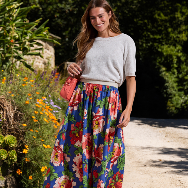 Pullover in Pastellton zu Blumenrock in leuchtenden Farben kombiniert