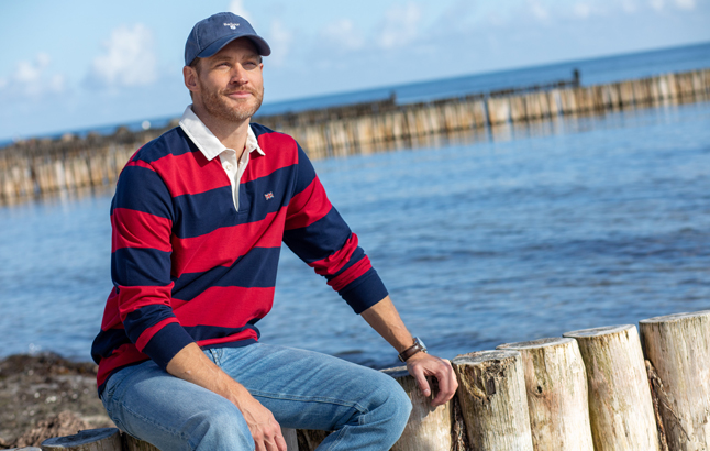 Mann im Blau-Roten Rughby-Shirt