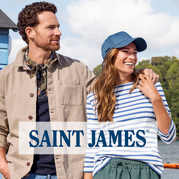 Paar am Meer - die Frau trägt Saint James